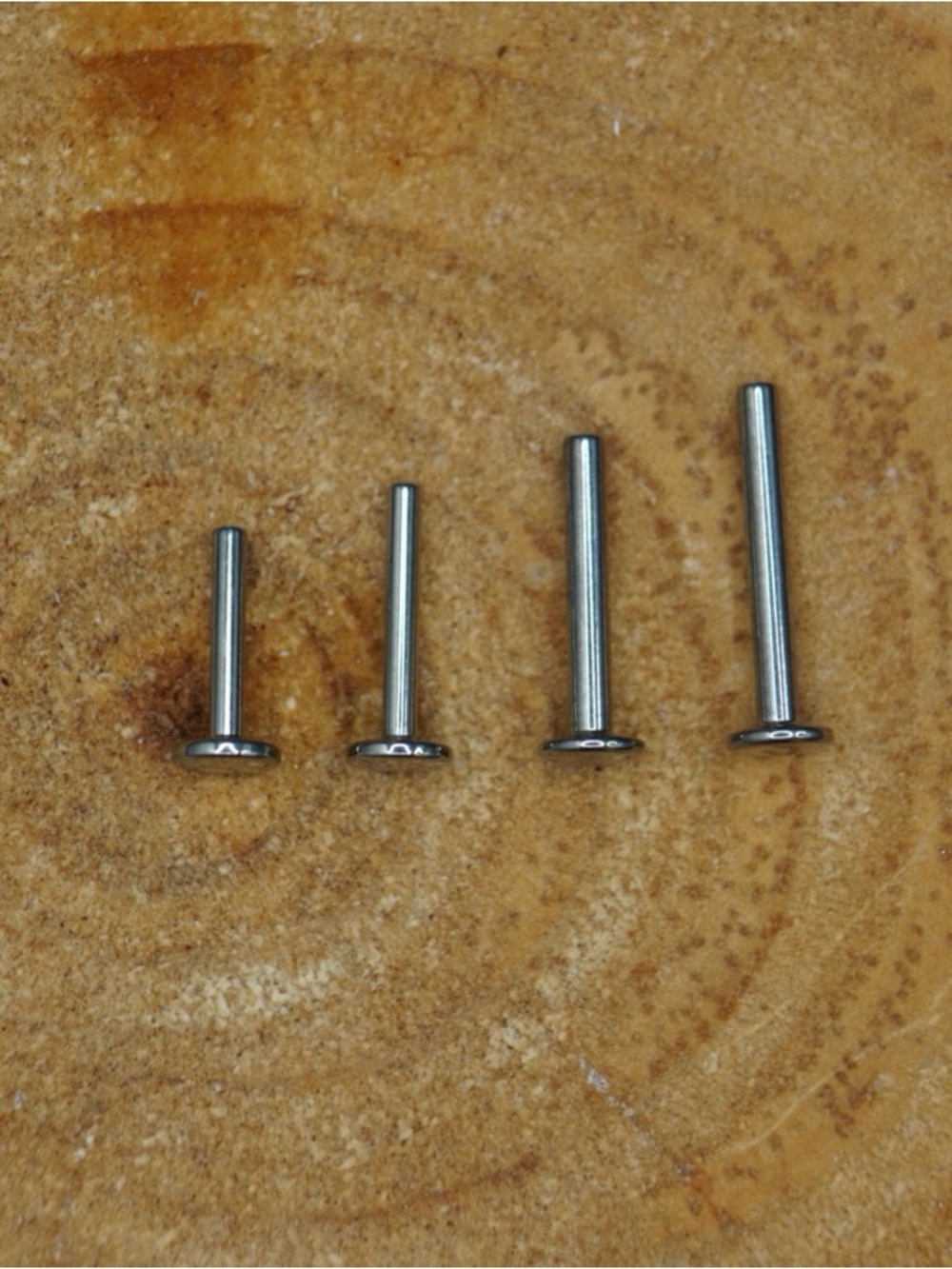 Threadless Labret 18g implant grade titanium - Picture 2 of 2